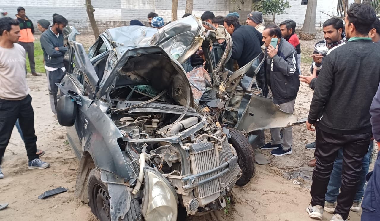 बेहट सीएचसी में मृतक जितेंद्र की पत्नी मीरा को सांत्वना देती महिला। संवाद