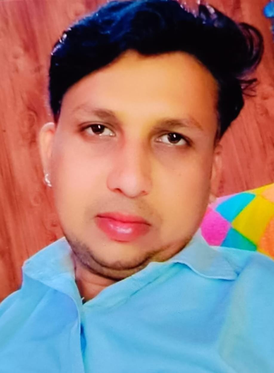 बेहट सीएचसी में मृतक जितेंद्र की पत्नी मीरा को सांत्वना देती महिला। संवाद
