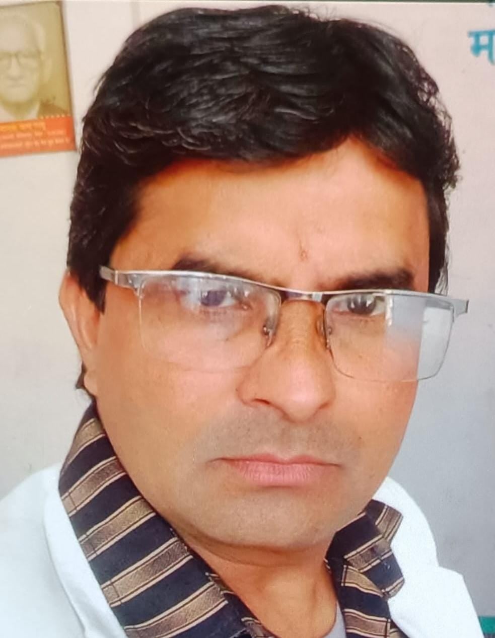 बेहट सीएचसी में मृतक जितेंद्र की पत्नी मीरा को सांत्वना देती महिला। संवाद