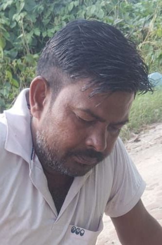 बेहट सीएचसी में मृतक जितेंद्र की पत्नी मीरा को सांत्वना देती महिला। संवाद