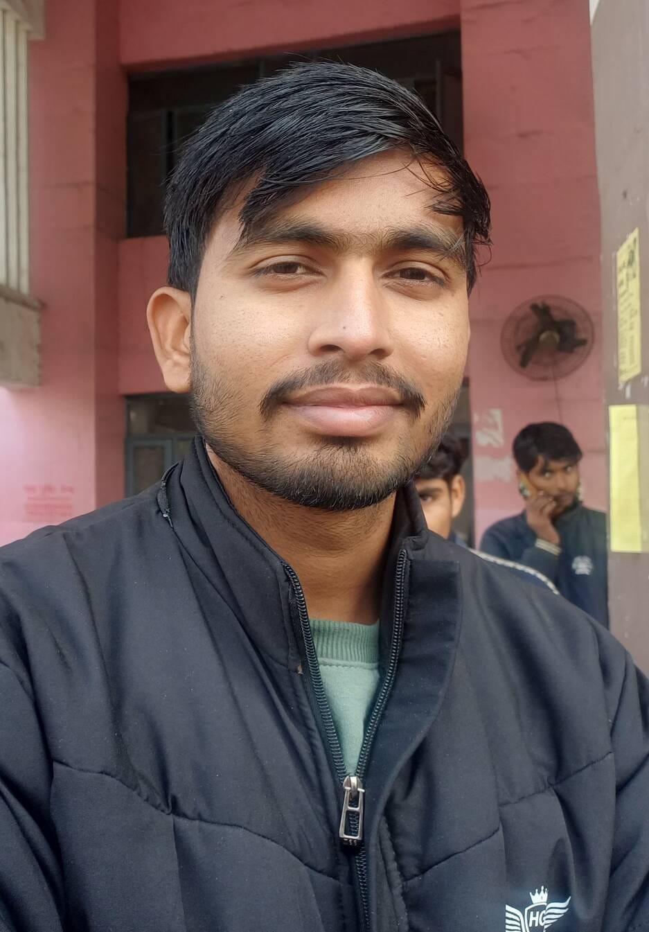 बसों की इंतजार में भटकते यात्री। संवाद बसों की इंतजार में भटकते यात्री। संवाद
