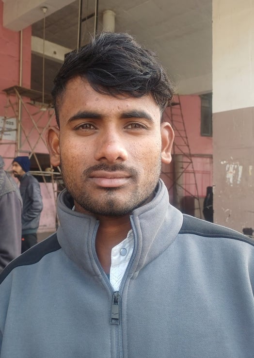 बसों की इंतजार में भटकते यात्री। संवाद बसों की इंतजार में भटकते यात्री। संवाद