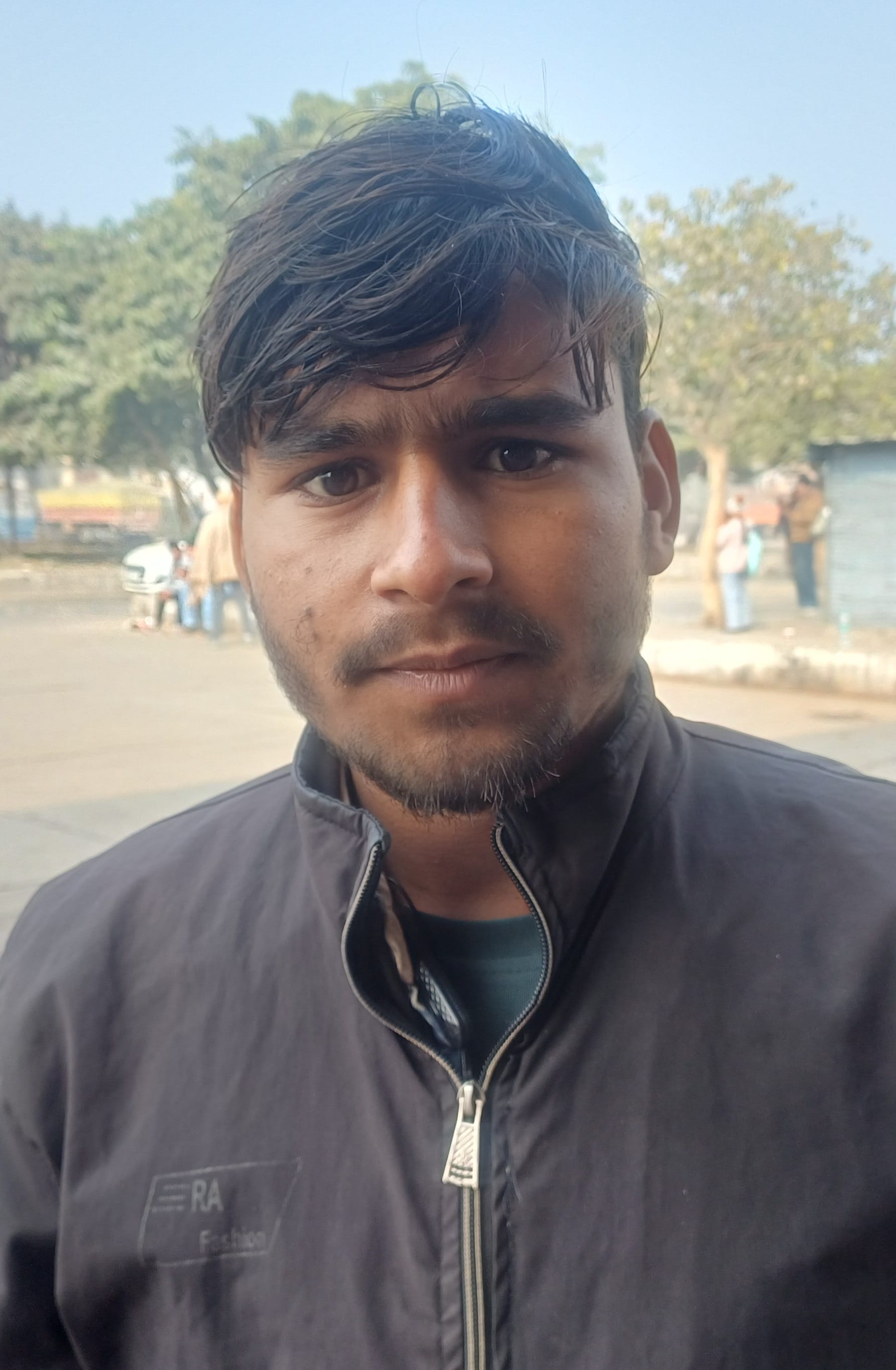 बसों की इंतजार में भटकते यात्री। संवाद बसों की इंतजार में भटकते यात्री। संवाद