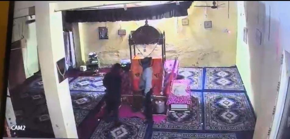 बस्तौरा नारंग के गुरुद्वारे से गुल्लक (दानपात्र) चोरी करते चोरों का सीसीटीवी फुटेज स्रोत वीडियो