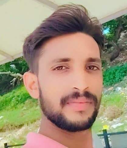 चहनियां के कैथी के भगवानपुर में आनंद यादव की मौत के बाद रोते बिलखते परिवार के लोग। स्रोत:-जागरू