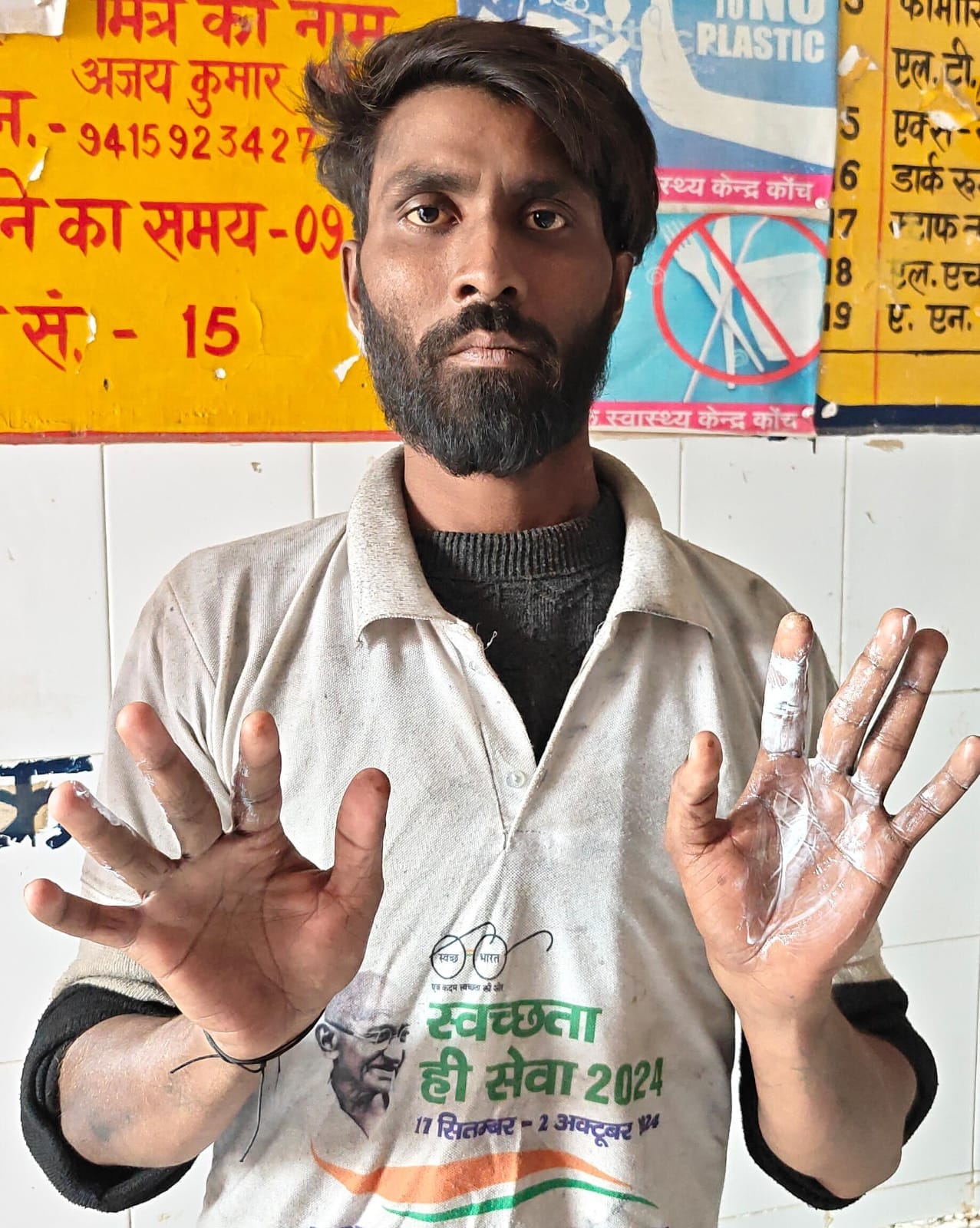 फोटो - 13 गद्दा गोदाम में लगी आग बुझाते दमकल कर्मी। संवाद