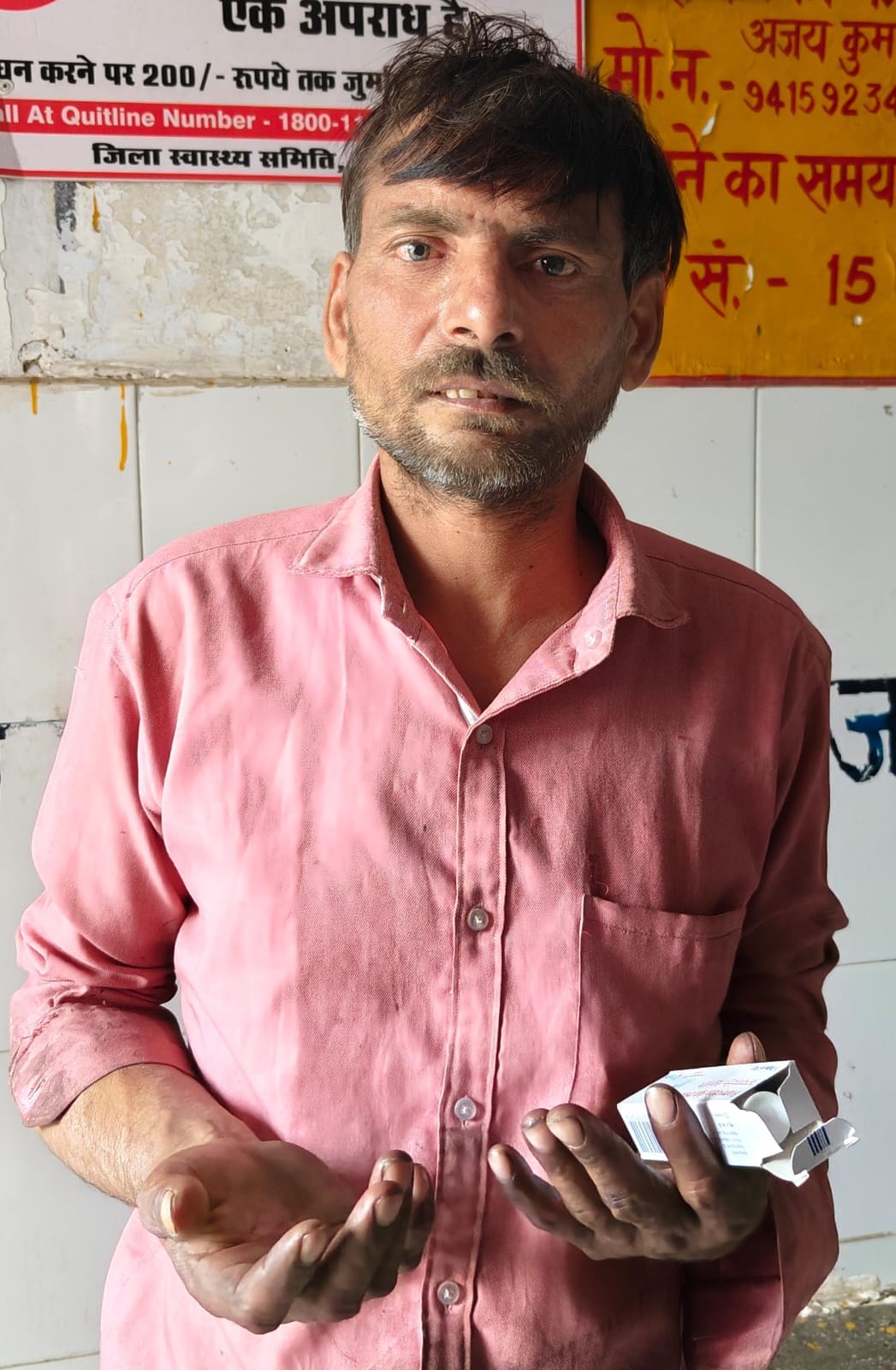 फोटो - 13 गद्दा गोदाम में लगी आग बुझाते दमकल कर्मी। संवाद