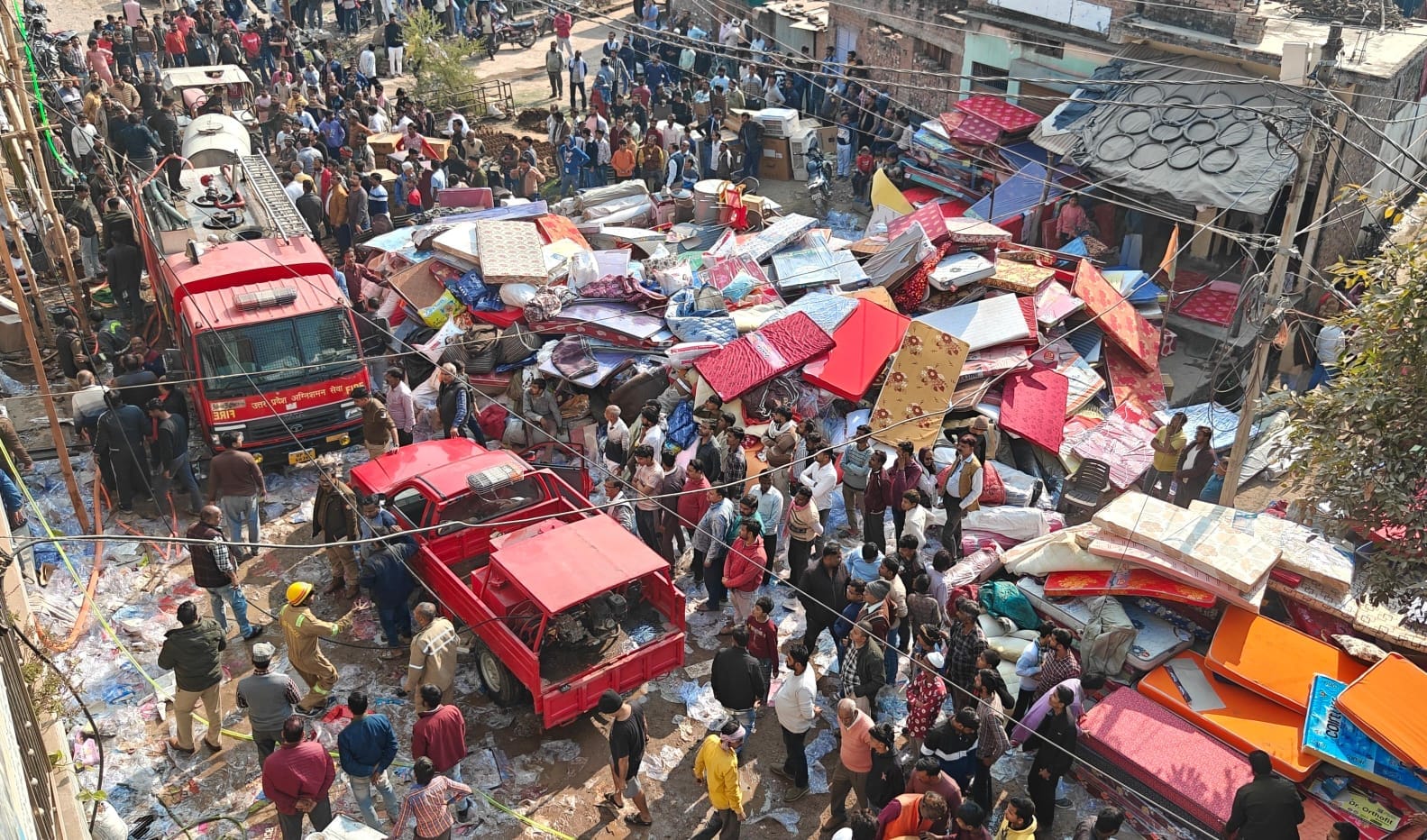 फोटो - 13 गद्दा गोदाम में लगी आग बुझाते दमकल कर्मी। संवाद