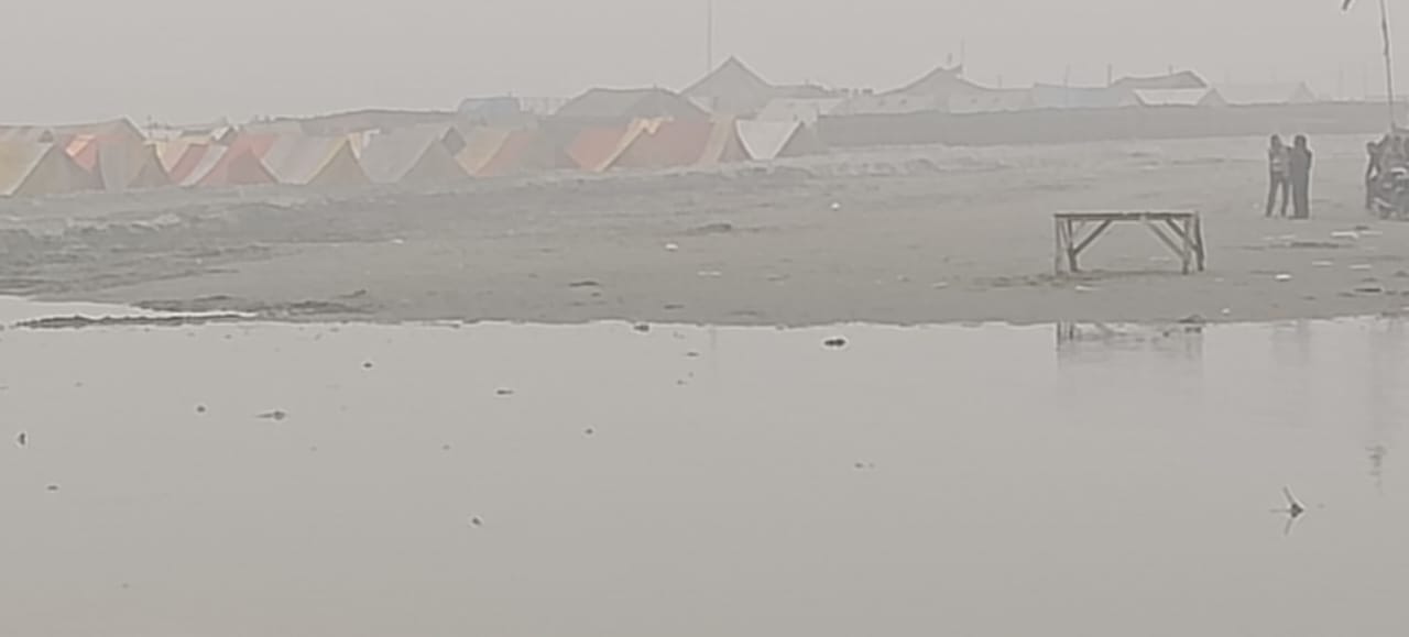 फोटो-19 गंगा जलस्तर बढ़ने से ढाईघाट पर गंगा पुत्रों के तख्तों तक पहुंचा पानी। संवाद
