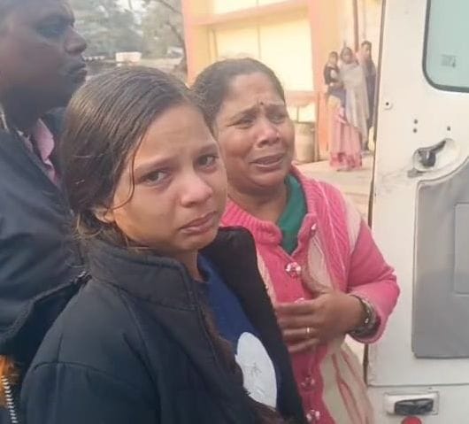 फोटो-19- मृतक की बहन आराध्या से घटना की जानकारी लेते सीओ सिटी दीपक यादव। संवाद