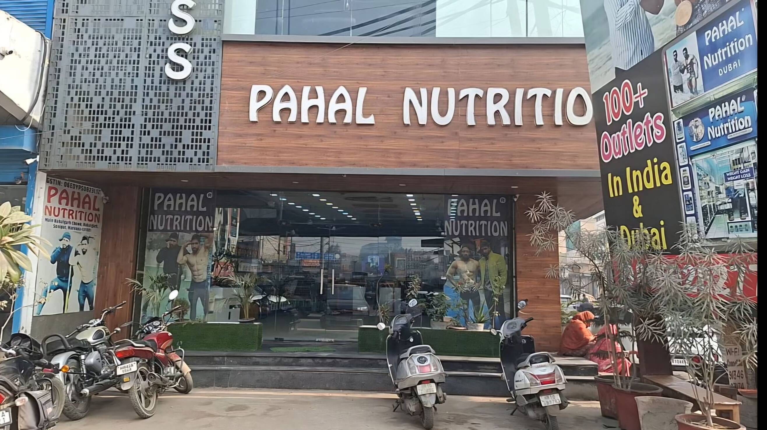 फोटो :19: सोनीपत के बहालगढ़ स्थित फूड सप्लीमेंट शोरूम में पत्रकारों से बात करते वीरेंद्र पहल व म फोटो :19: सोनीपत के बहालगढ़ स्थित फूड सप्लीमेंट शोरूम में पत्रकारों से बात करते वीरेंद्र पहल व म