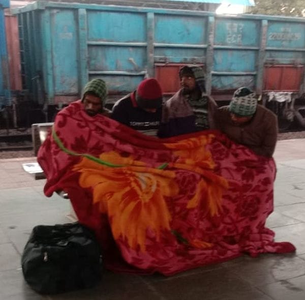 फोटो 27 एमएएचपी 02 परिचय-भीषण कोहरे के चलते कानपुर-सागर हाईवे पर हेडलाइट जलाकर निकलते वाहन। संव