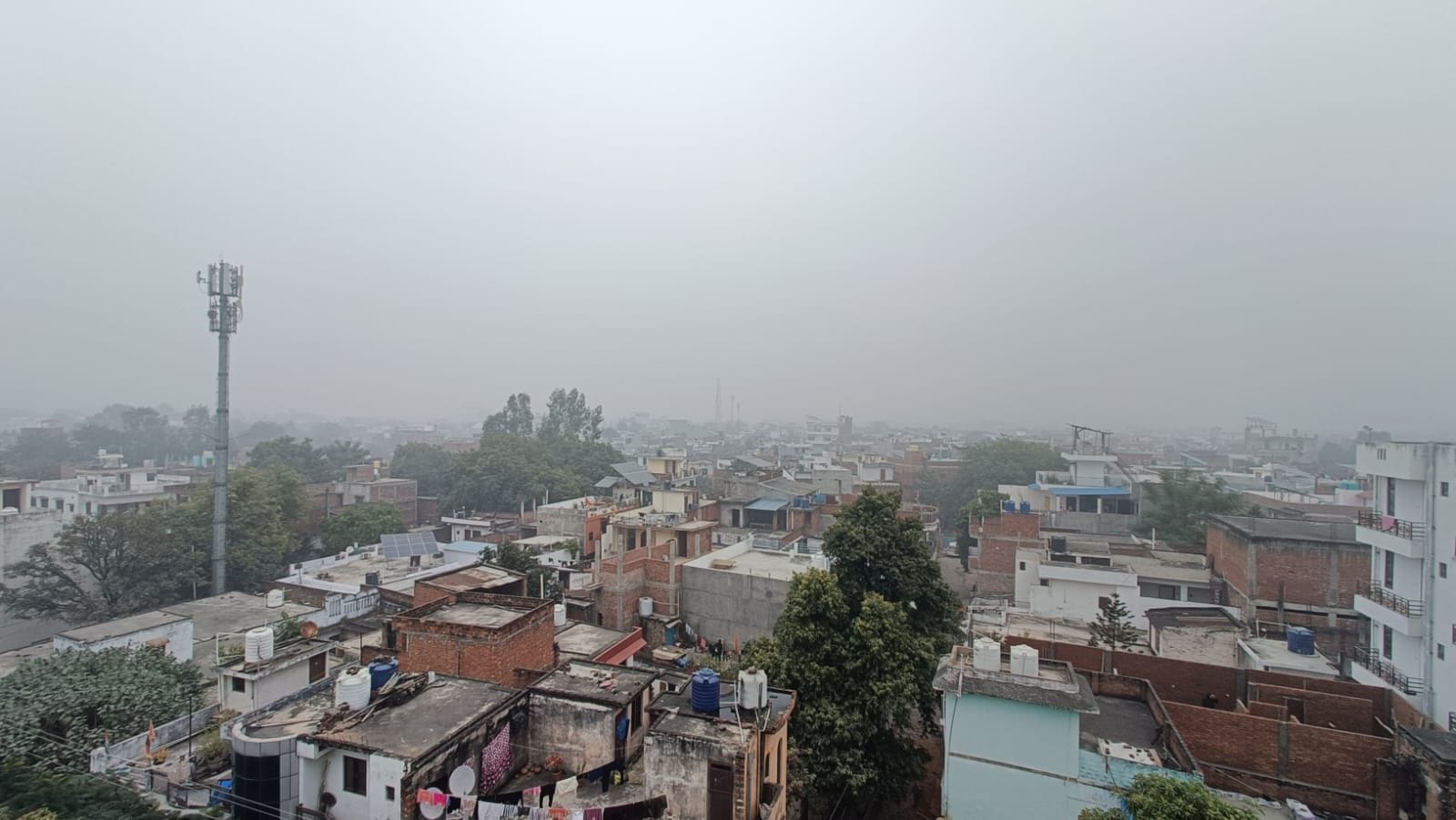फोटो-34- बच्चे हों या बड़े कड़ाके की ठंड में ऊनी कपड़ों में पूरी तरह लिपटे नजर आए। संवाद