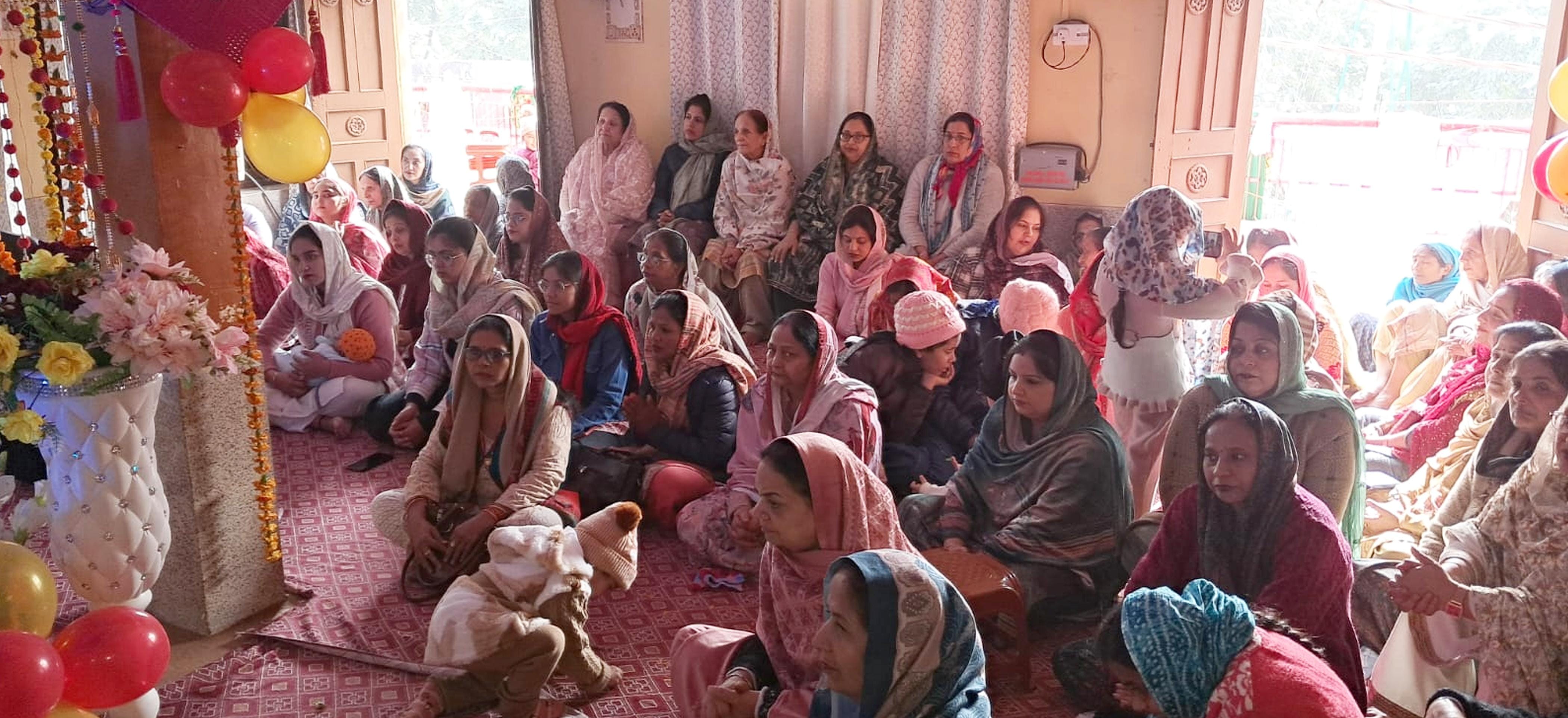 फोटो-34-शबद कीर्तन करते सिख समाज के लोग। स्रोत स्वयं