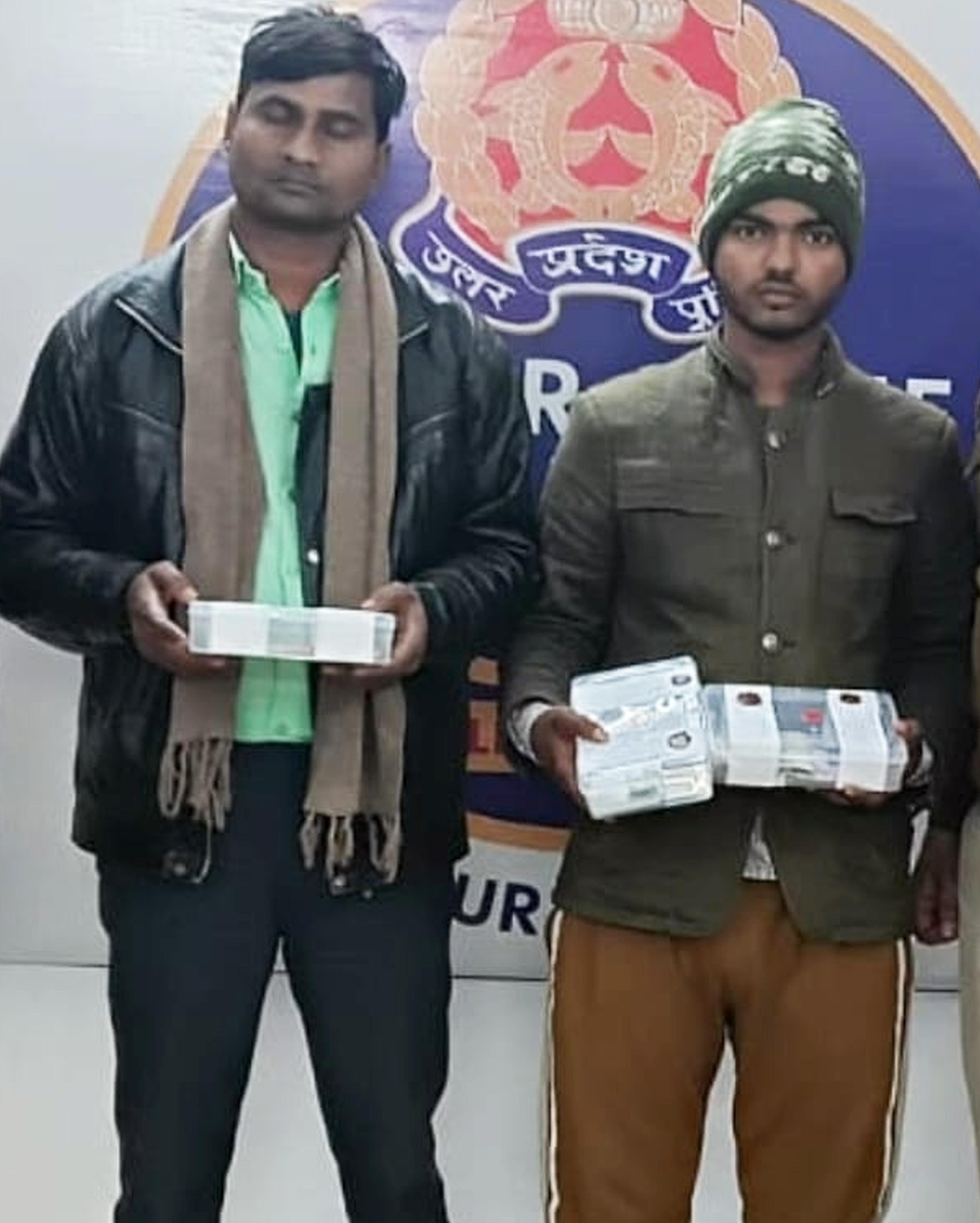फोटो 40-साइबर थाने में पकड़े गए आरोपी। स्रोत पुलिस फोटो 40-साइबर थाने में पकड़े गए आरोपी। स्रोत पुलिस