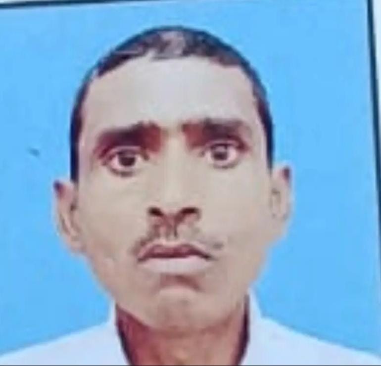 फोटो-6 ग्रामीण की जेब से मिला सुसाइड नोट। संवाद