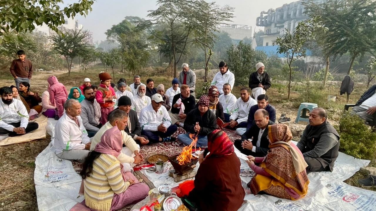 -फोटो 61 : स्व. रतन टाटा के नाम से बनाए गए पार्क में पौधे लगाती महिलाएं। स्रोत एसोसिएशन -फोटो 61 : स्व. रतन टाटा के नाम से बनाए गए पार्क में पौधे लगाती महिलाएं। स्रोत एसोसिएशन