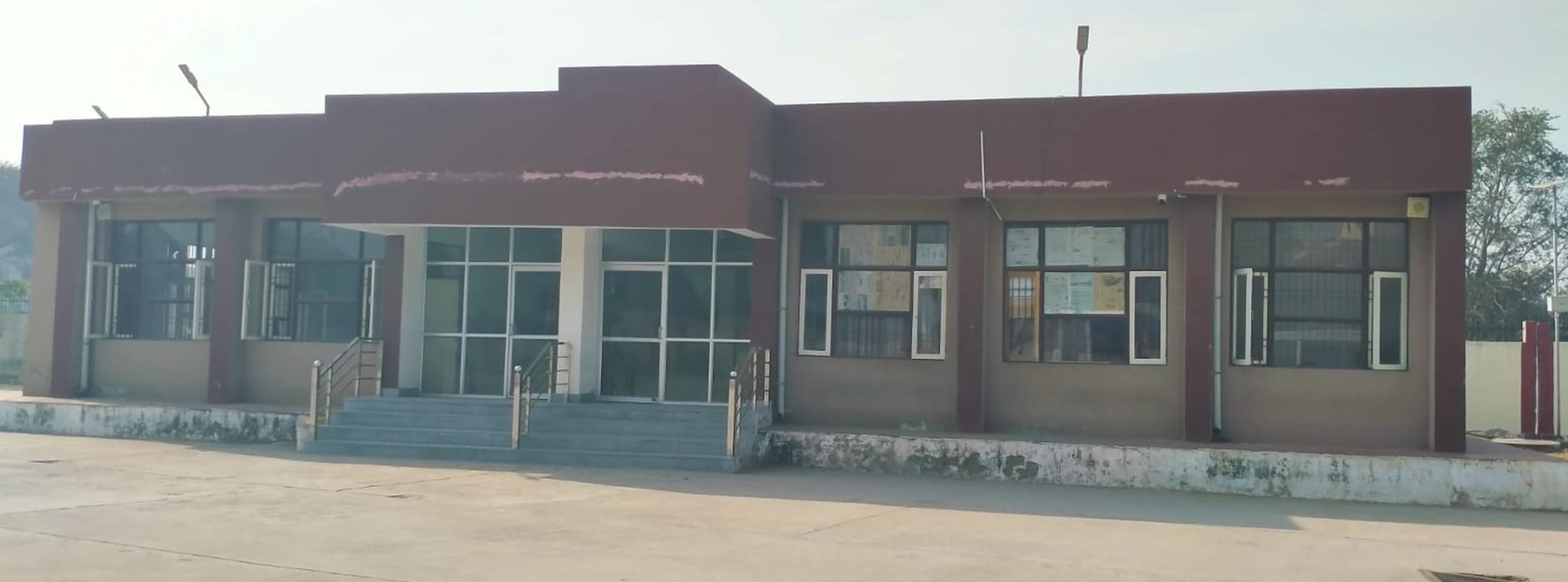 फोटो संख्या:60 शहर के रेलवे स्टेशन स्थित प्लेटफार्म पर तैयार किया जा रहा पुल व एसक्यूलेटर। संव