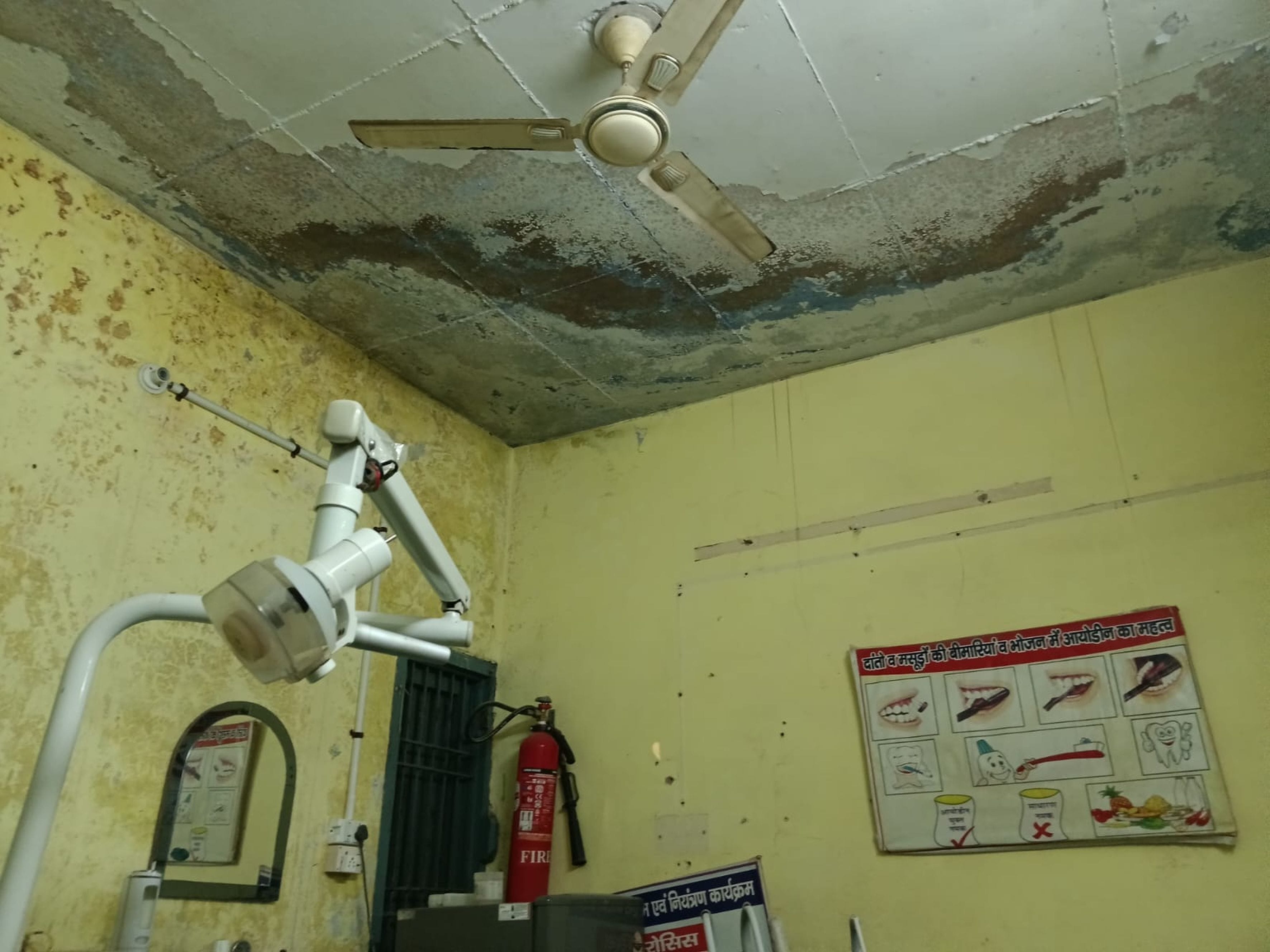 फोटो संख्या:65 गांव पाली स्थित पीएचसी का जर्जर भवन। संवाद