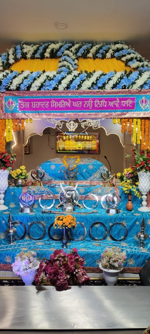 गुरू गोविंद सिंह की जयंती पर गुरूद्वारे में भजन कीर्तन करती महिलाएं-स्रोत गुरूद्वारा