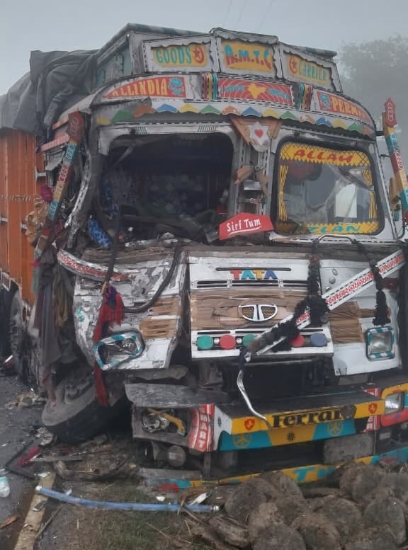 गवां-हसनपुर मार्ग पर गांव सिरसा के पास हादसे में क्षतिग्रस्त पिकअप। संवाद गवां-हसनपुर मार्ग पर गांव सिरसा के पास हादसे में क्षतिग्रस्त पिकअप। संवाद