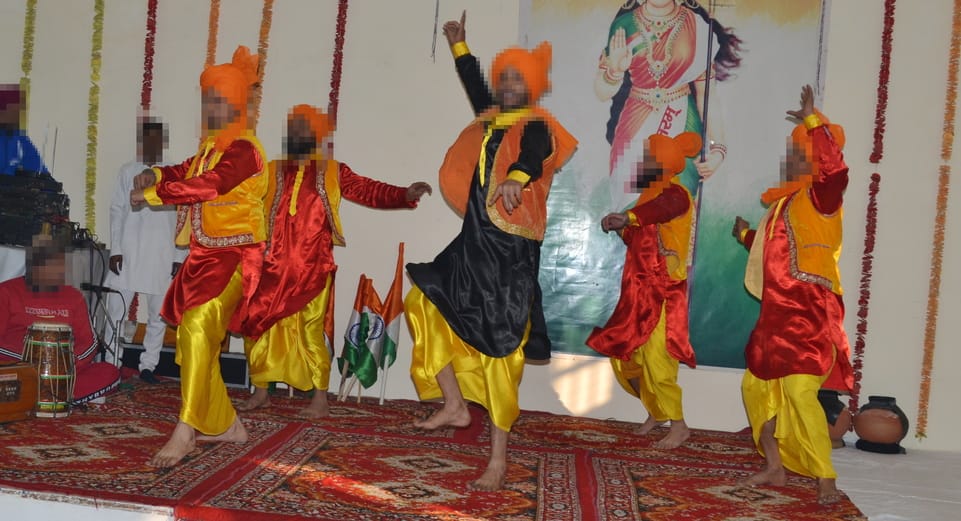  जिला कारागार में लकड़ी से बने सामान को देखते  महानिदेशक आलोक राय। संवाद