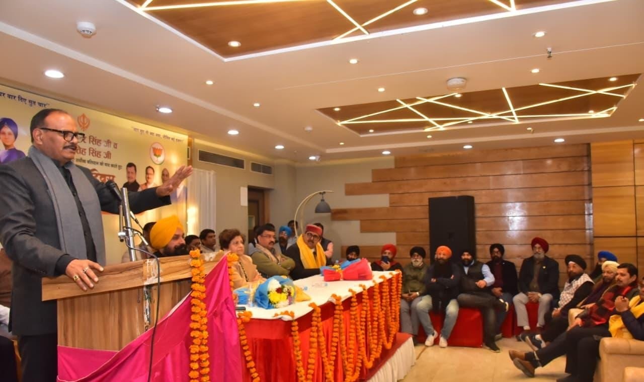 कृष्णानगर स्थित होटल में हुई संगोष्ठी में बोलते डिप्टी सीएम ब्रजेश पाठक। -संवाद