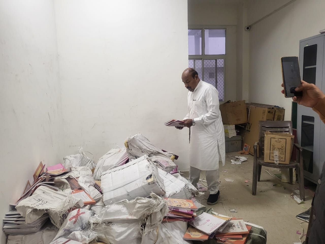 किताबें देखते केंद्रीय मंत्री