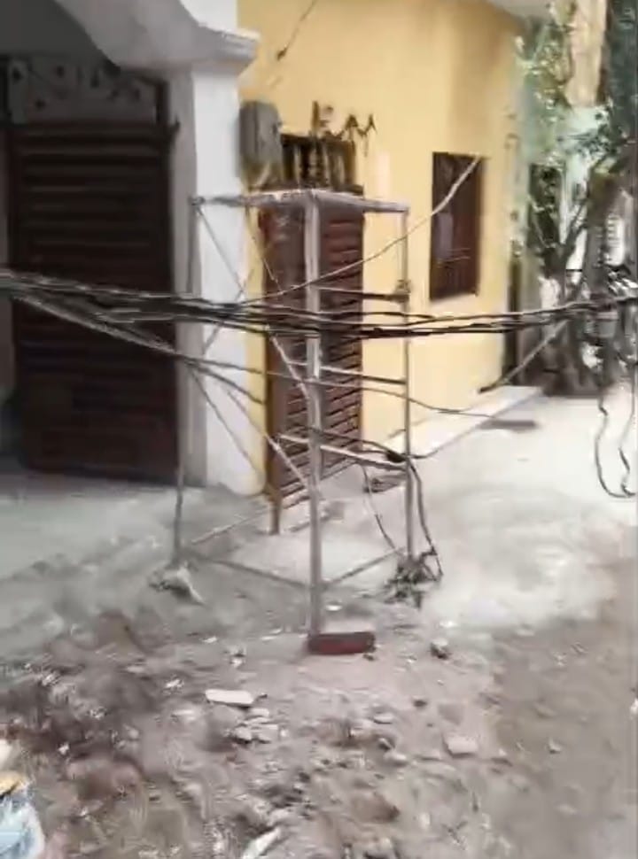 खुले पड़े तार।