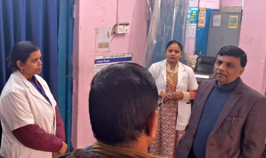 मेडिकल कॉलेज में बने 10 बेड के वार्ड का निरीक्षण करते प्राचार्य।  संवाद