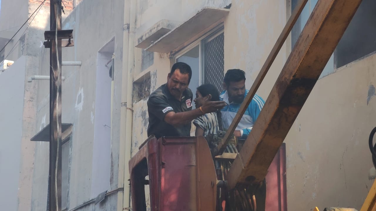 दुकान से शुरू हुई आग ने पूरे मकान को चपेट में ले लिया, मकान के फंसे लोगों को निकाला गया