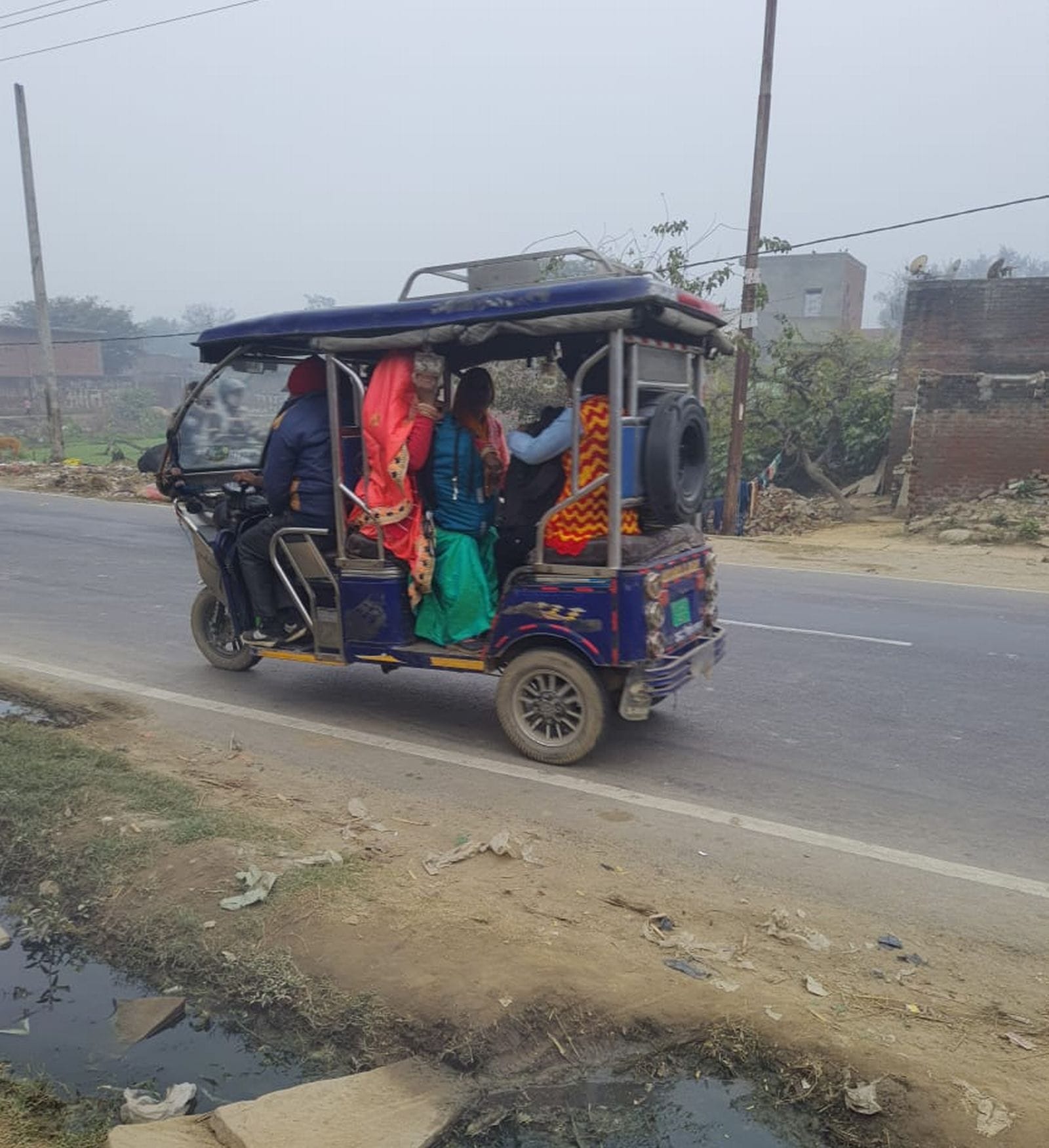 मेरठ-बदायूं हाईवे पर जान जोखिम में डाल दौड़ रहे ई-रिक्शा। संवाद