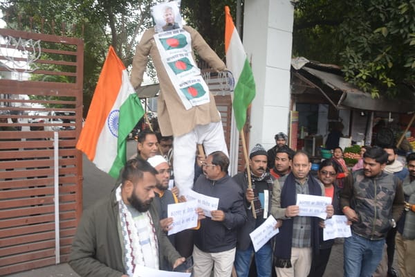 प्रदर्शन करते लोग।