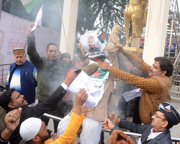 प्रदर्शन करते लोग।