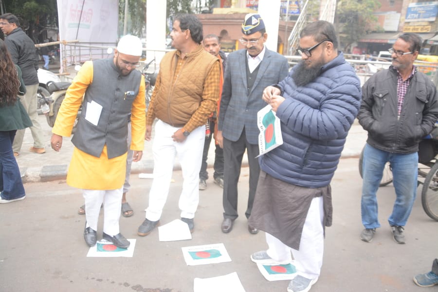 प्रदर्शन करते लोग।