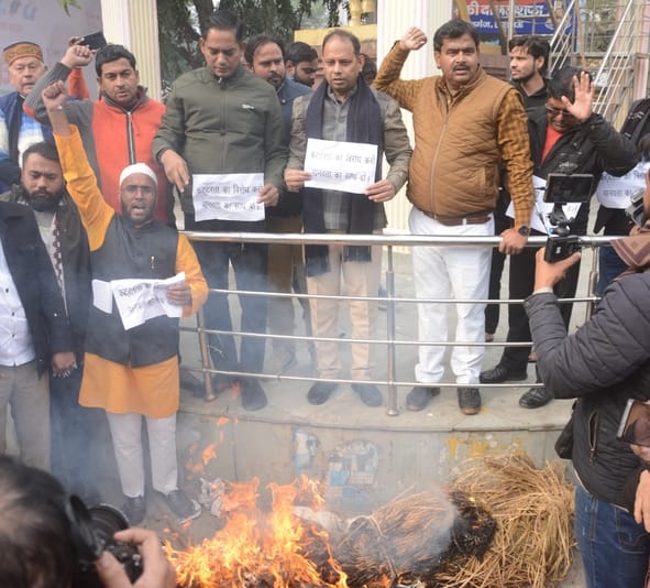 प्रदर्शन करते लोग।