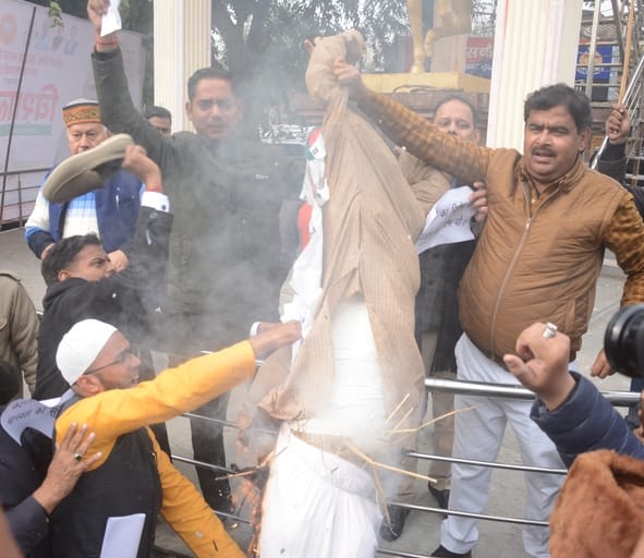 प्रदर्शन करते लोग।