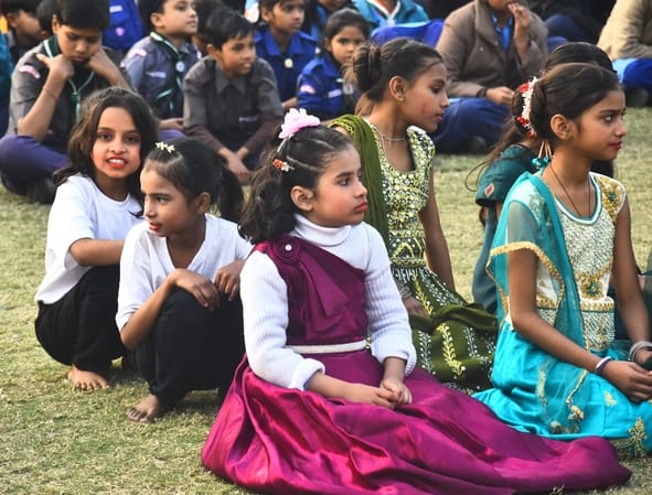 राजधानी में ठंड से शनिवार को लोग परेशान दिखे।