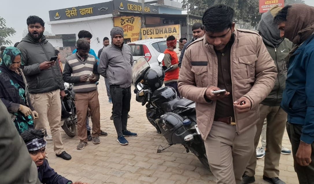 सेहरामऊ दक्षिणी में हुए हादसे में छात्र की क्षतिग्रस्त बाइक। स्रोत: जागरुक पाठक