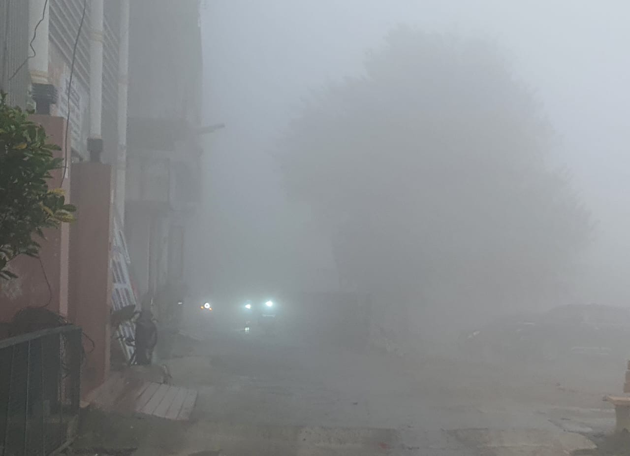 सहारनपुर में घने कोहरे के बीच से गुजरती ट्रेन सहारनपुर में घने कोहरे के बीच से गुजरती ट्रेन