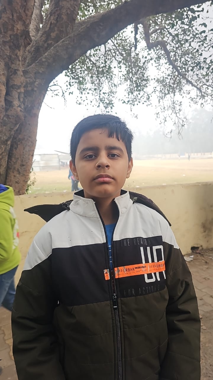 सैनिक स्कूल की परीक्षा देने पहुंचे बिजनौर के अक्ष शर्मा।