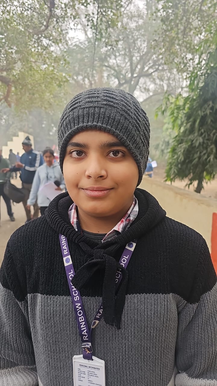 सैनिक स्कूल की परीक्षा देने पहुंचे बिजनौर के अक्ष शर्मा।