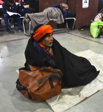 स्टेशन पर ठिठुरते यात्री। स्टेशन पर ठिठुरते यात्री।