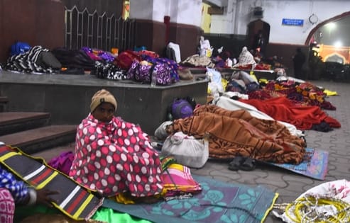 स्टेशन पर ठिठुरते यात्री। स्टेशन पर ठिठुरते यात्री।