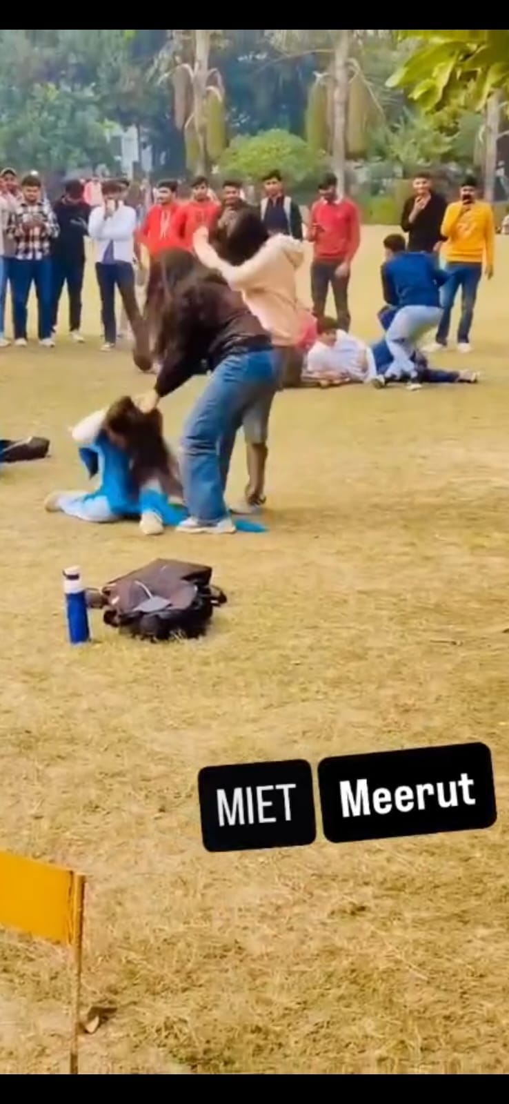 संदीप,,, बागपत बाईपास स्थित एमआईईटी कालेज में छात्राओं की पिटाई का वीडियों वायरल, 1दो छात्राओं संदीप,,, बागपत बाईपास स्थित एमआईईटी कालेज में छात्राओं की पिटाई का वीडियों वायरल, 1दो छात्राओं
