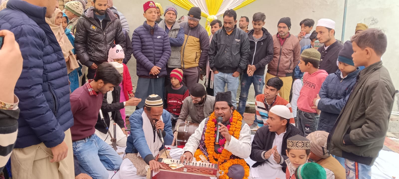शाहजहांपुर में हजरत ख्वाजा गरीब नवाज के उर्स के मौके पर दुआ करते उलमा। स्रोत: आयोजक शाहजहांपुर में हजरत ख्वाजा गरीब नवाज के उर्स के मौके पर दुआ करते उलमा। स्रोत: आयोजक