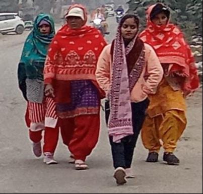 शामली में मेरठ करनाल मार्ग पर कोहरे में जाते वाहन । संवाद शामली में मेरठ करनाल मार्ग पर कोहरे में जाते वाहन । संवाद