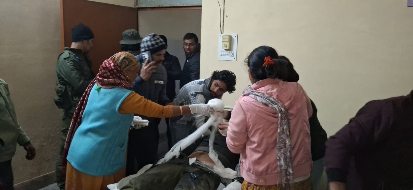 ट्रांसपोर्ट नगर स्थित हमजा ट्रेडर्स गोदाम में लगी आग को बुझाते दमकलकर्मी। स्त्रोत-वीडियोग्रैब ट्रांसपोर्ट नगर स्थित हमजा ट्रेडर्स गोदाम में लगी आग को बुझाते दमकलकर्मी। स्त्रोत-वीडियोग्रैब