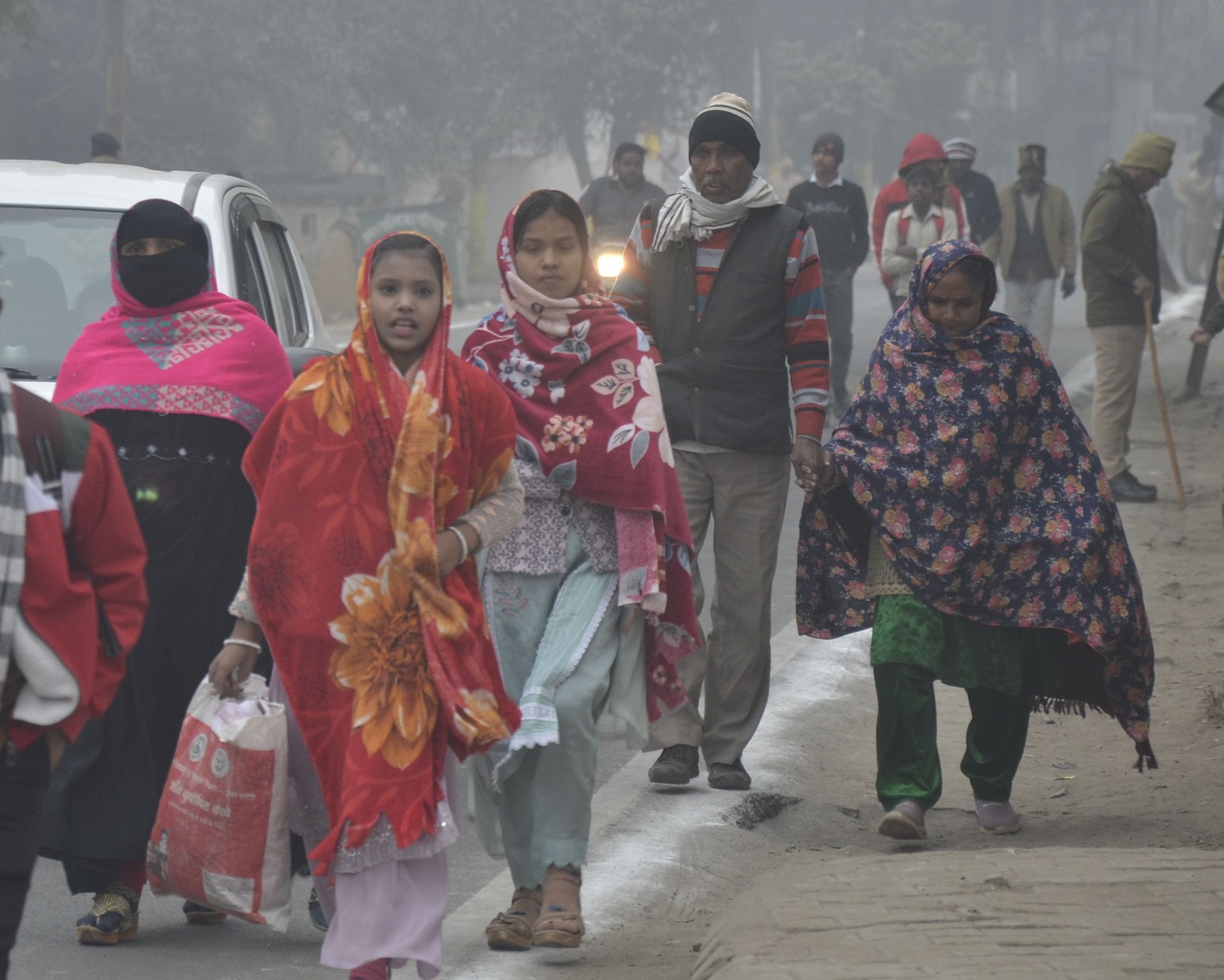 दोपहर एक बजे करीब शहर में वाहनों की लाइट जलाकर जलना पड़ा।संवाद दोपहर एक बजे करीब शहर में वाहनों की लाइट जलाकर जलना पड़ा।संवाद