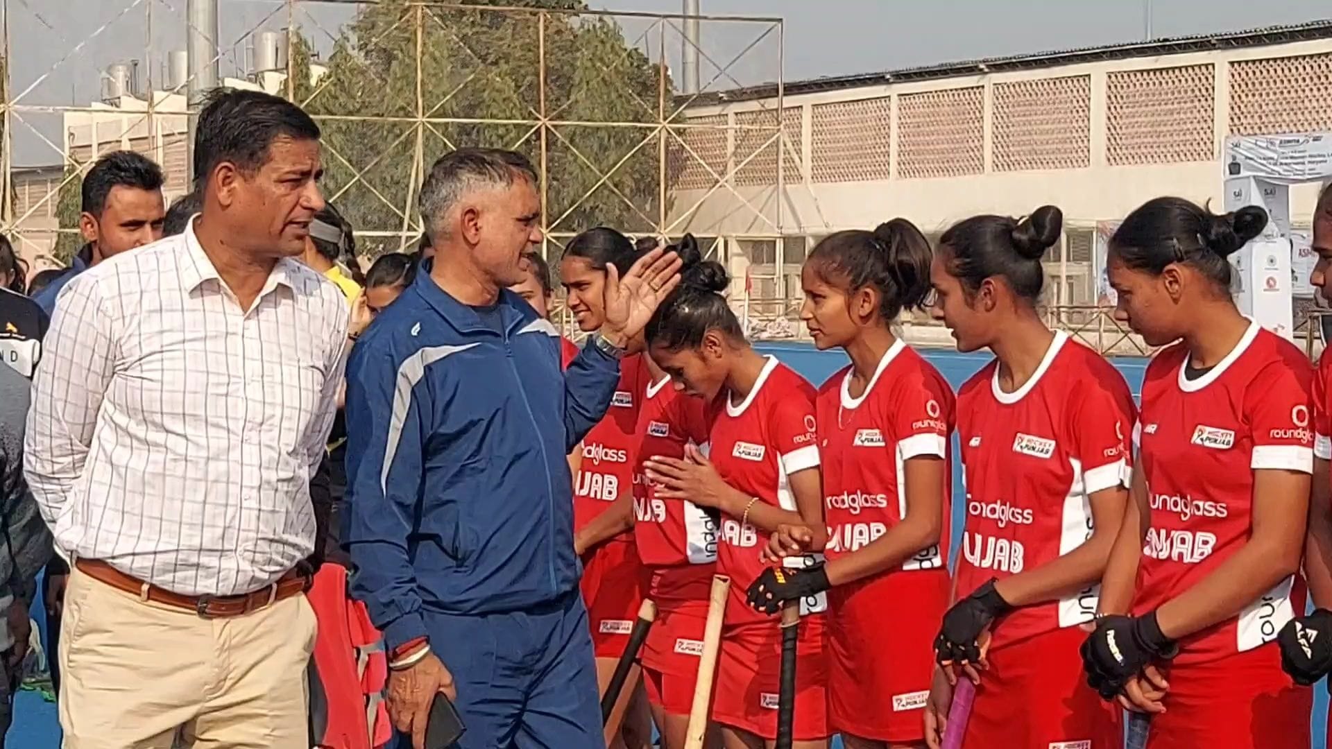 28जेएनडी27: हॉकी मैदान में अपना दमखम दिखाते हुए खिलाड़ी। संवाद। 28जेएनडी27: हॉकी मैदान में अपना दमखम दिखाते हुए खिलाड़ी। संवाद।